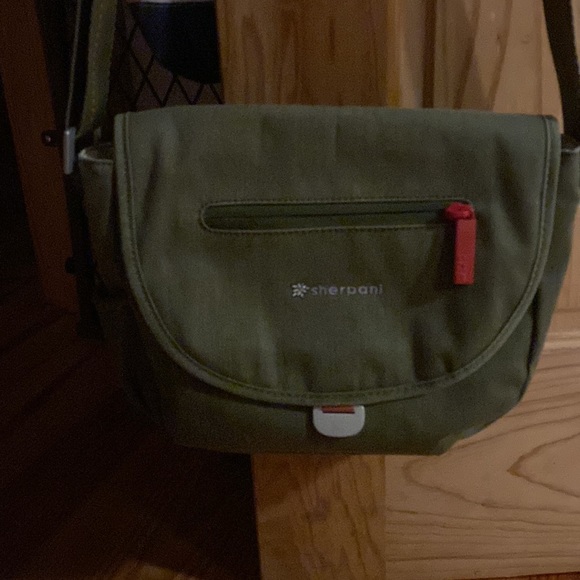 NWT Sherpani purse. Strap is adjustable. Comes with small wallet/card holder. - Picture 3 of 7